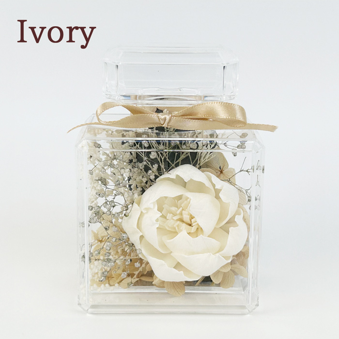 古希祝い メッセージラベル付き香水瓶にアレンジしたソラフラワー